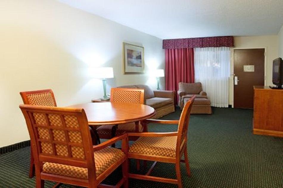 Ramada Inn Lafayette Conference Center 部屋 写真