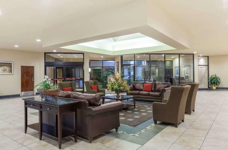 Ramada Inn Lafayette Conference Center エクステリア 写真