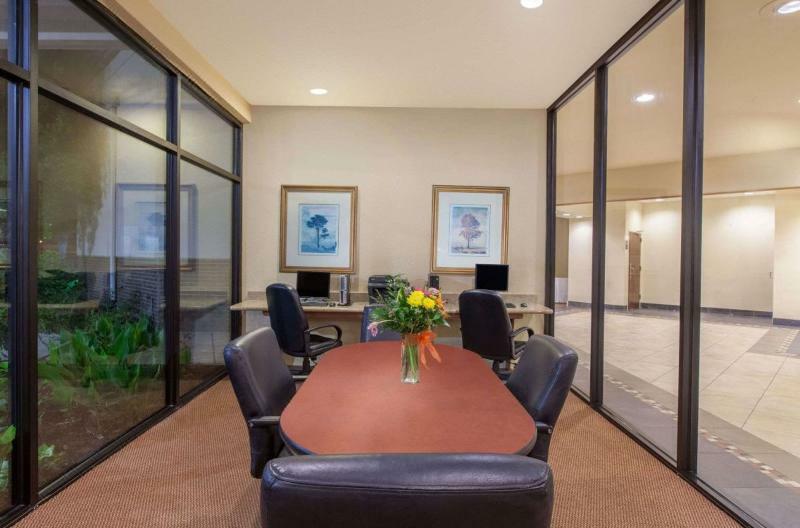Ramada Inn Lafayette Conference Center エクステリア 写真